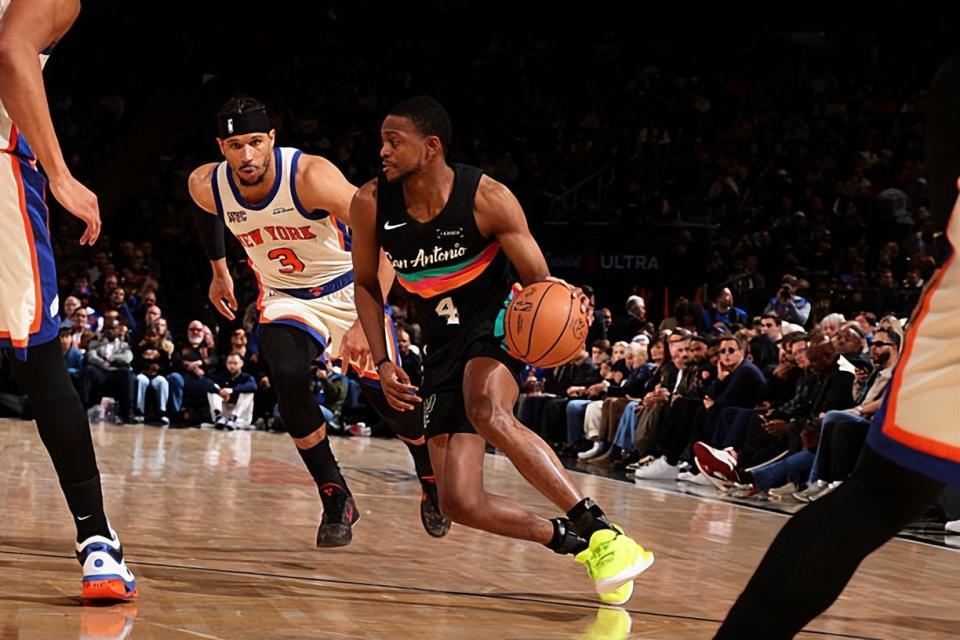 NBA直播-被尼克斯各种打爆，马刺后场支柱怎么会突然间打出灾难级表现？